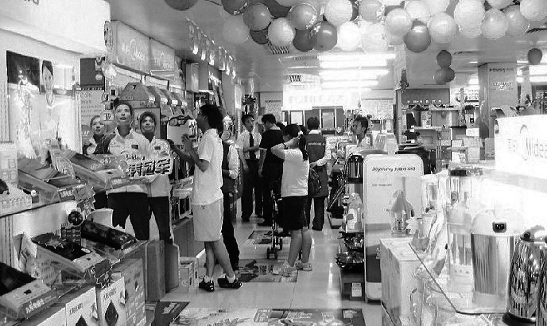 有多年传统实体门店市场及品牌沉淀的家电零售巨头在销售业绩方面仍处于绝对优势的局面