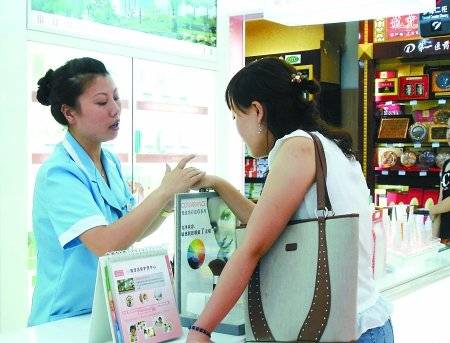 顾客在药房试用化妆品
