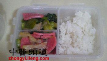 凤凰中医：带饭一族警惕：这些食物用微波炉加热或引起中毒